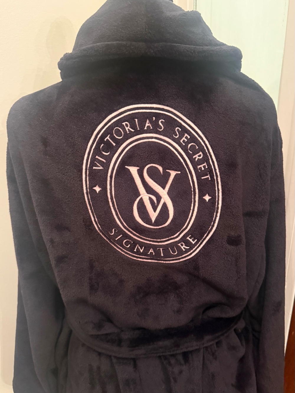 NWOT Victoria’s Secret Signature Plush Fleece Robe Black Pink Logo Back XL/XXL